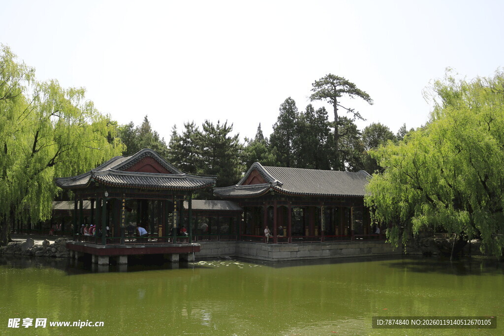 湖畔中式建筑群