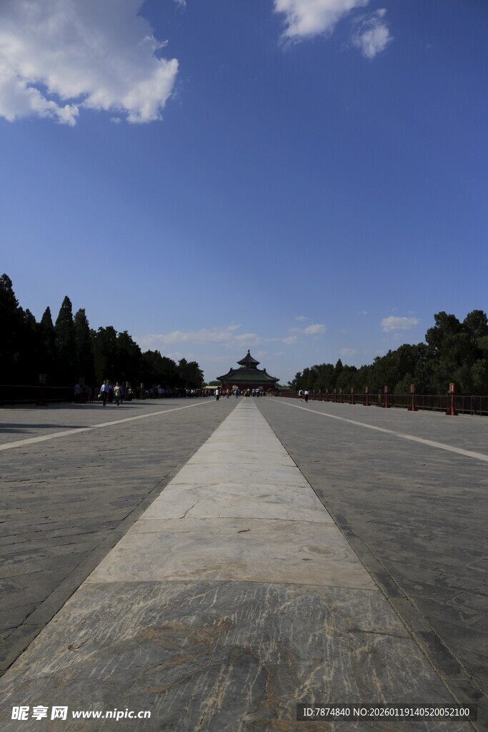 宽阔广场 蓝天绿树美景