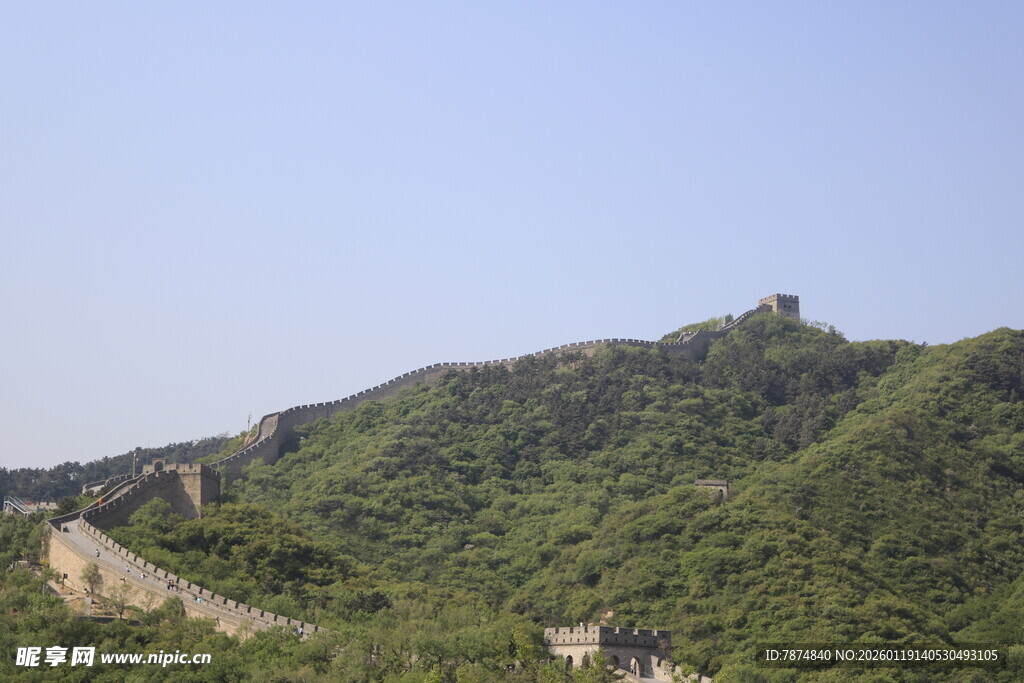 青山间蜿蜒的古老长城