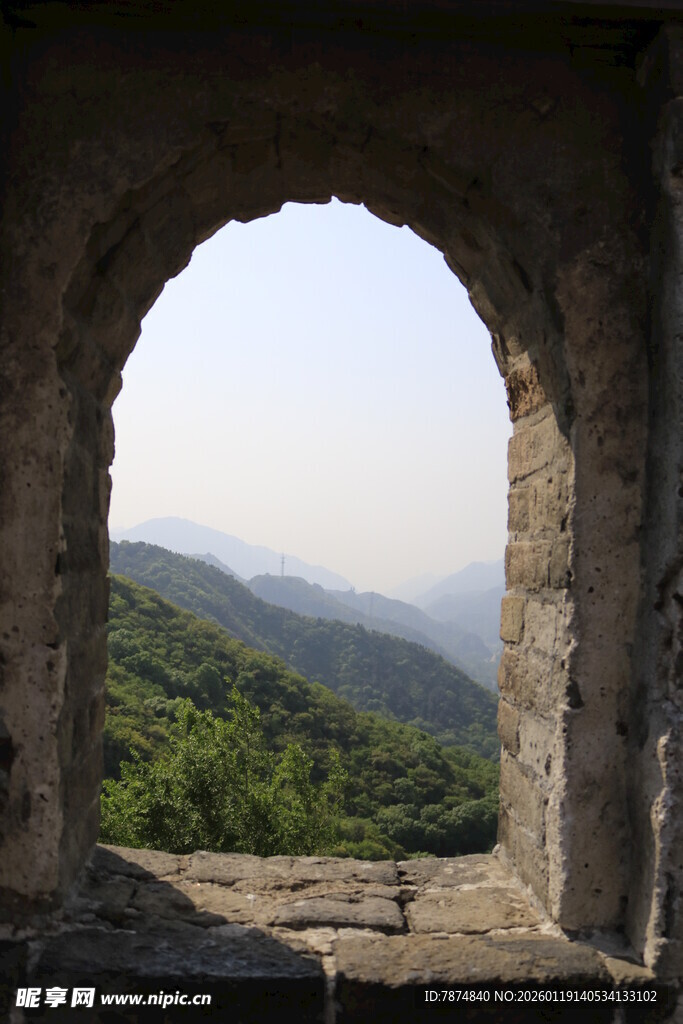 古拱门望青山美景