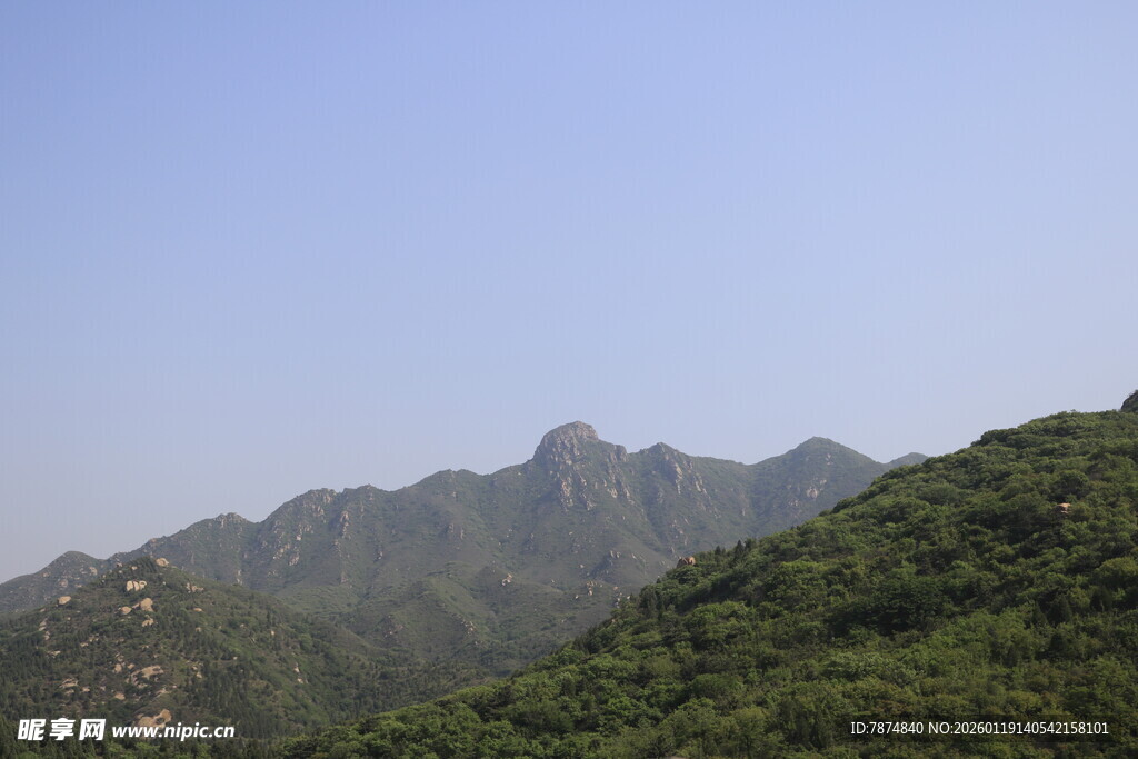 青山巍峨 蓝天映衬美景