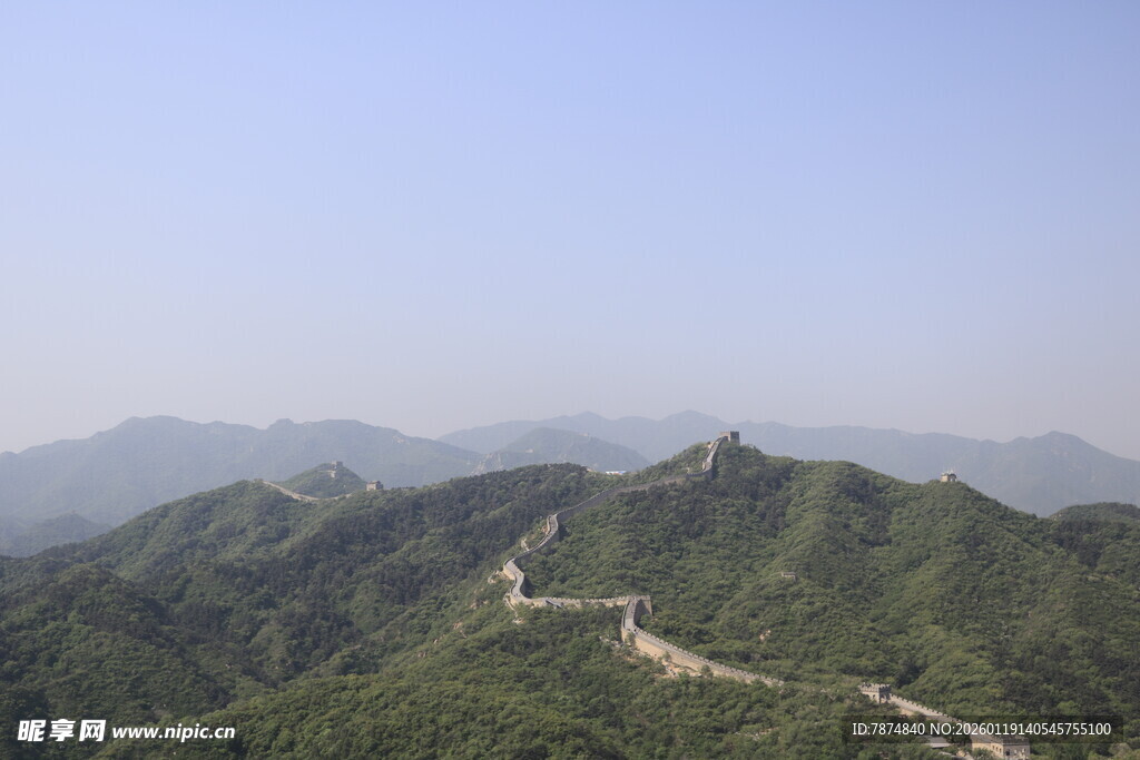 蜿蜒长城盘踞于青山间