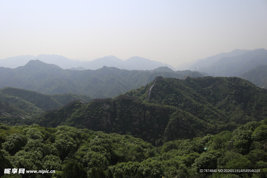 山峦叠翠的绿色山林景观