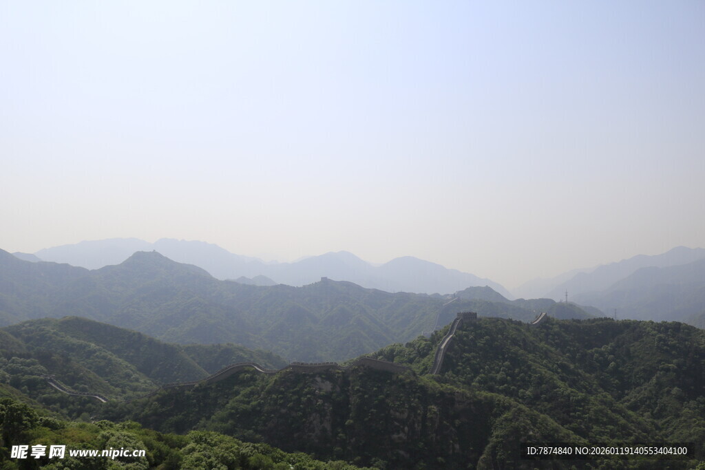 山峦叠翠的壮美自然风光