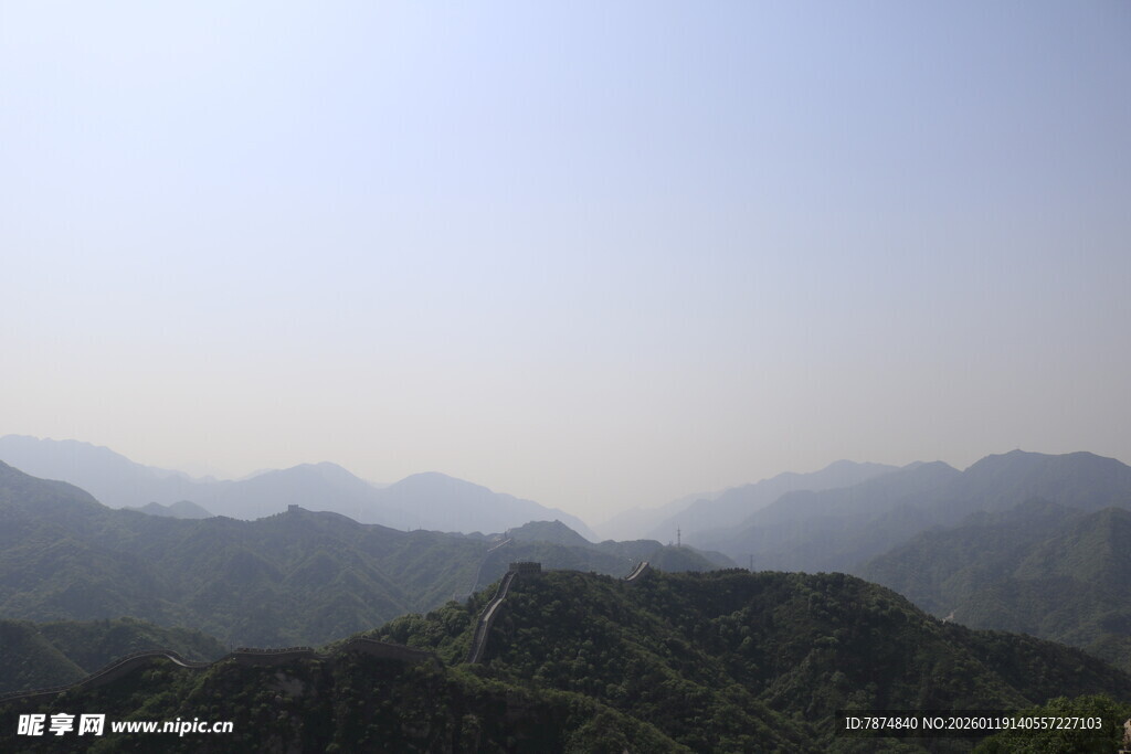 山峦叠嶂的壮阔自然景观