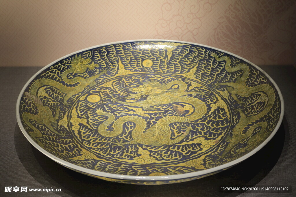 龙纹古瓷盘