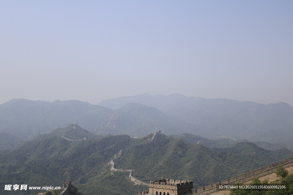 雄伟长城蜿蜒于山峦间