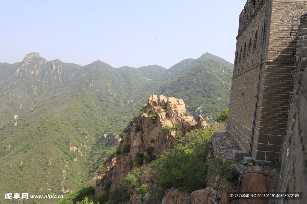 雄伟长城与连绵山峦