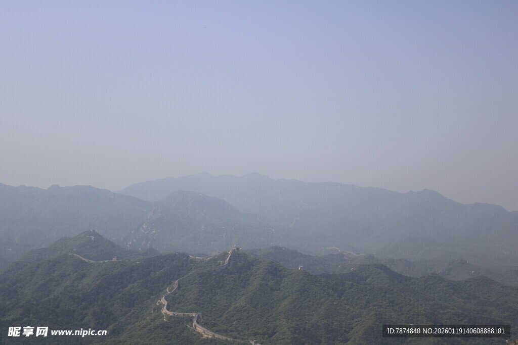 山峦间蜿蜒公路远景