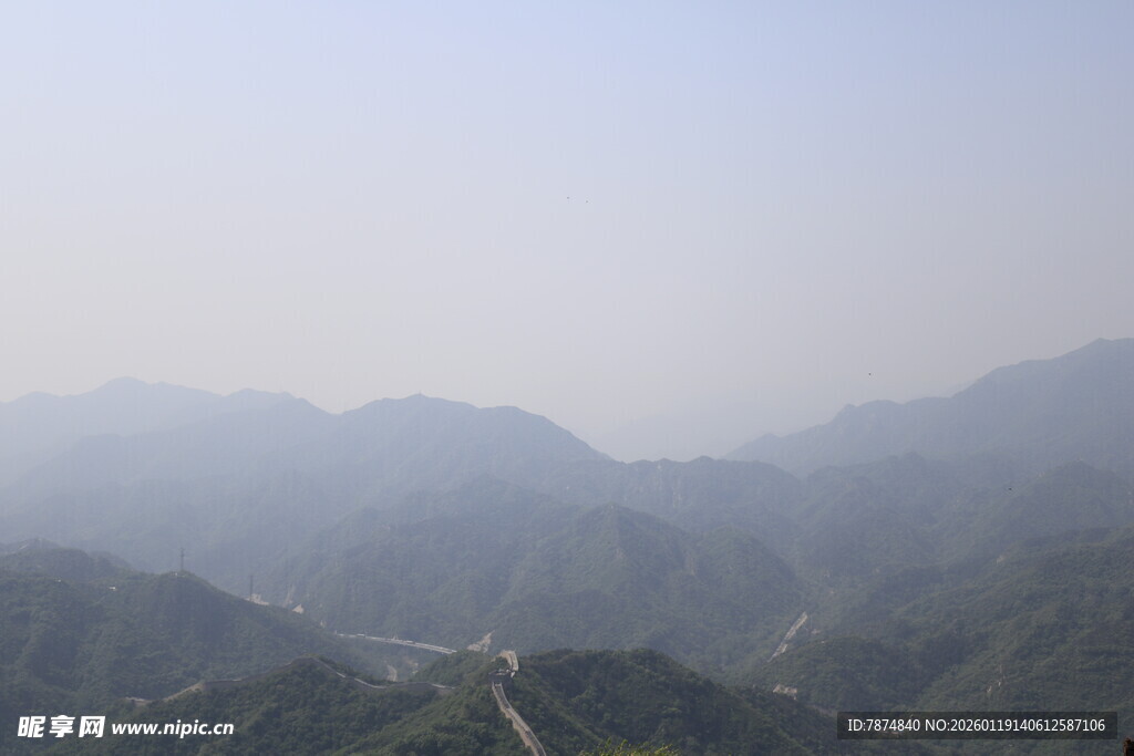 山峦叠嶂间的蜿蜒公路