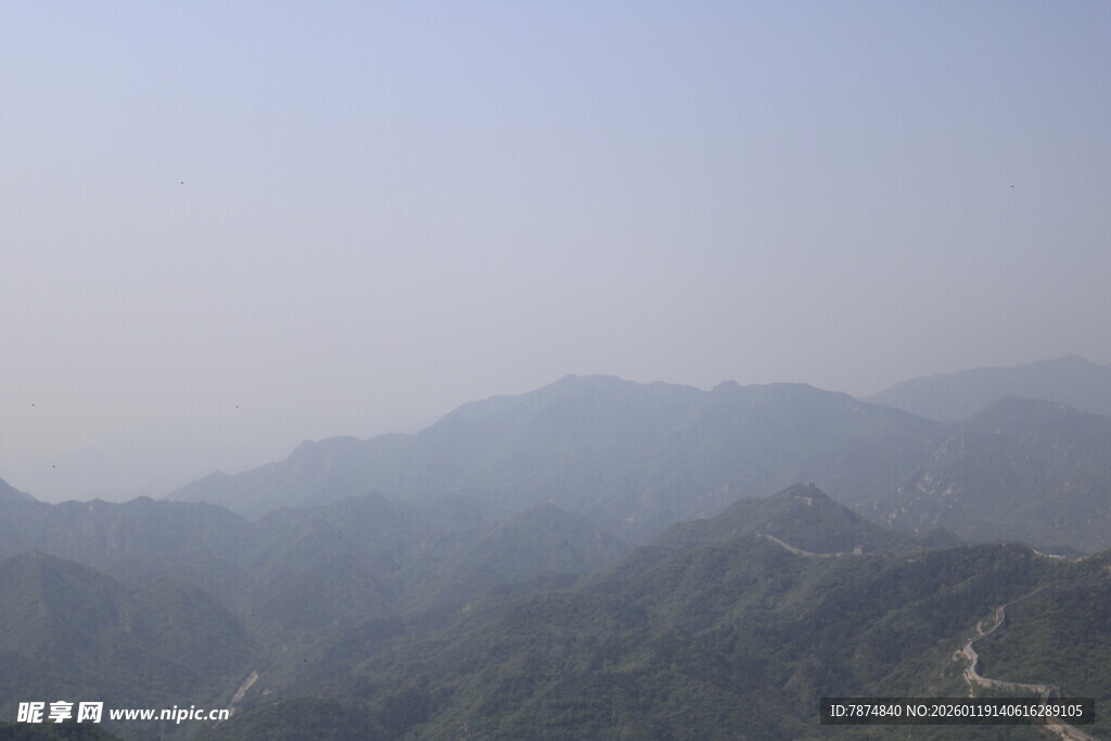 山峦叠嶂的壮阔景致