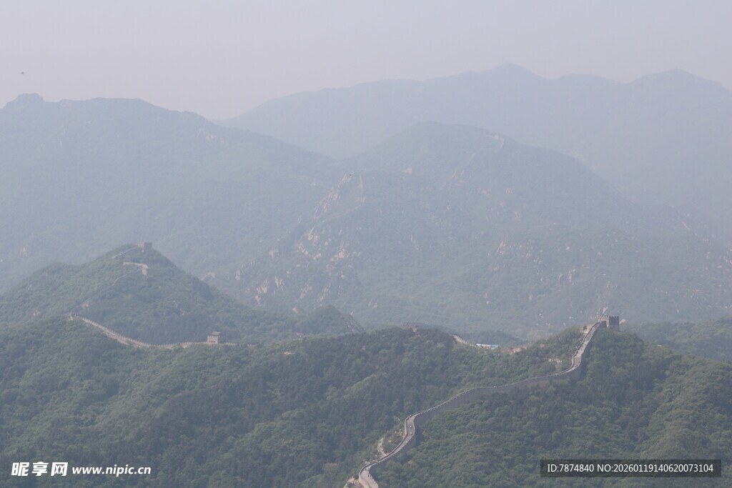雄伟长城蜿蜒于山峦间
