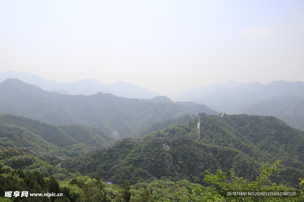 壮丽长城蜿蜒于青山间