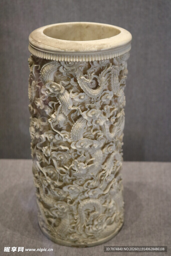 浮雕花纹陶瓷笔筒