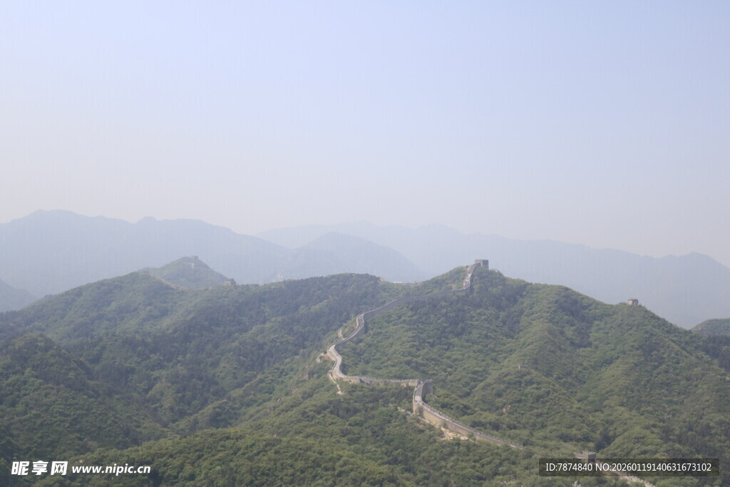 俯瞰蜿蜒于青山间的道路