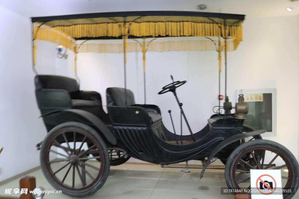 复古敞篷老式汽车