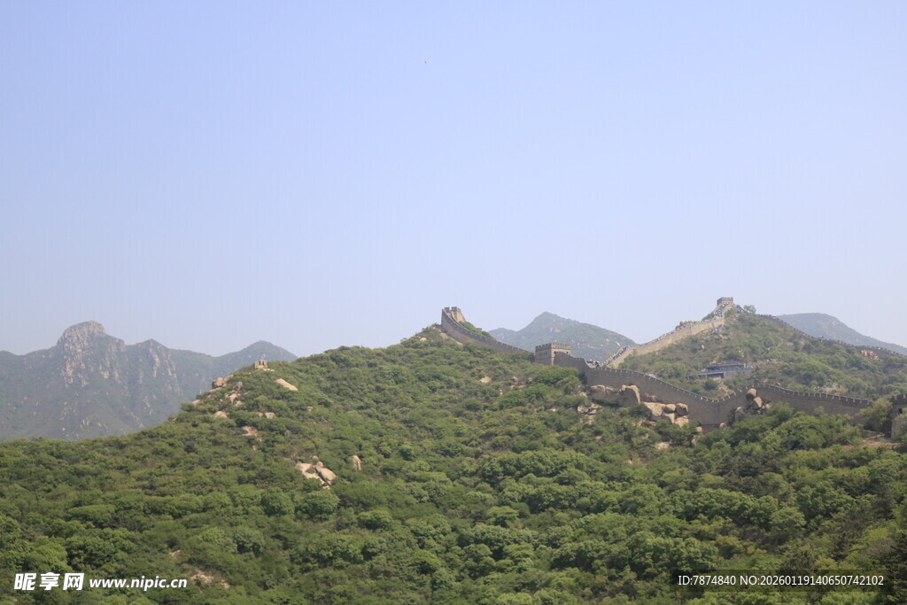 青山葱郁的秀丽山峦景色