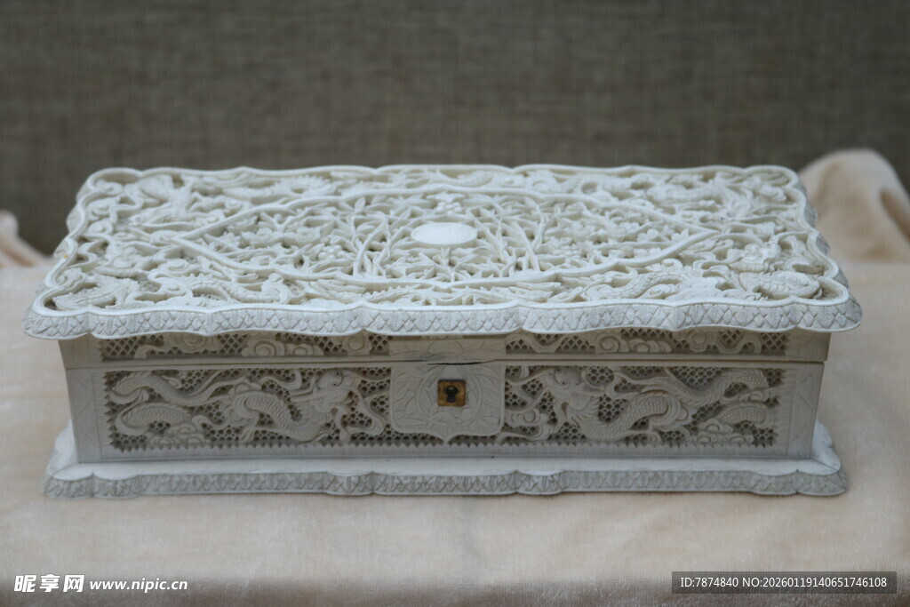 精美雕花白色木质首饰盒