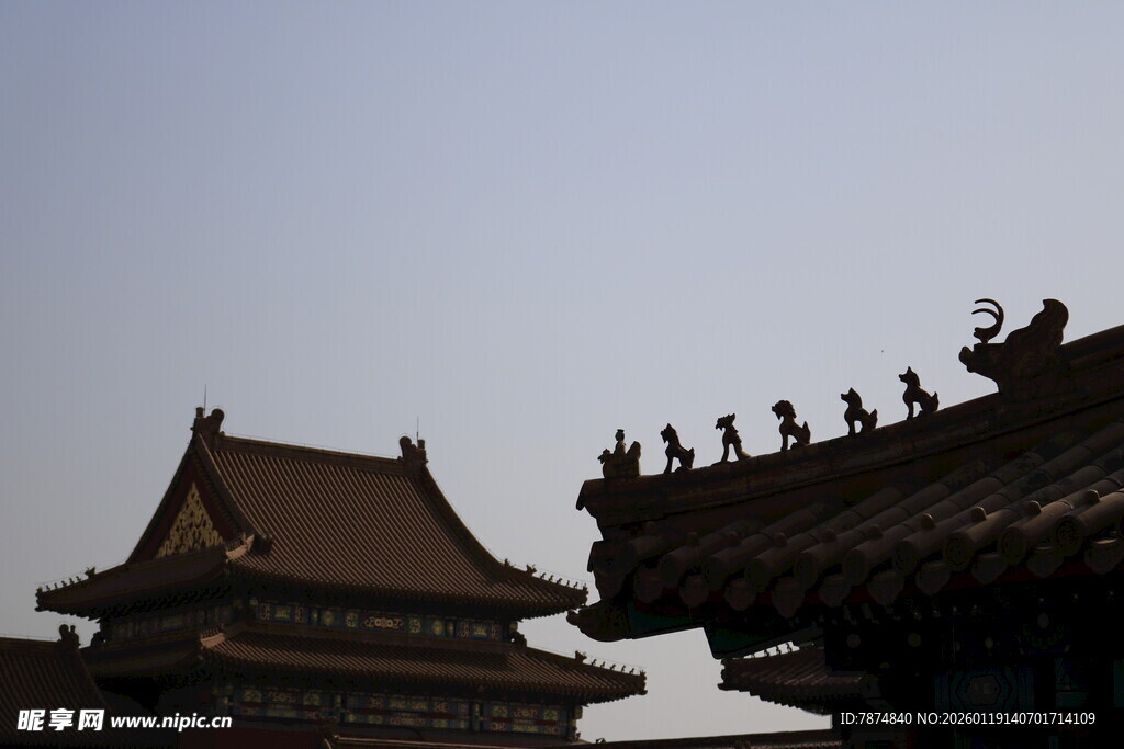 中式古建筑屋顶精美雕塑