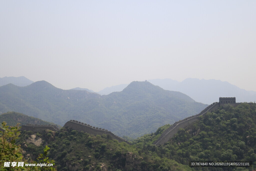 长城蜿蜒于山峦之间