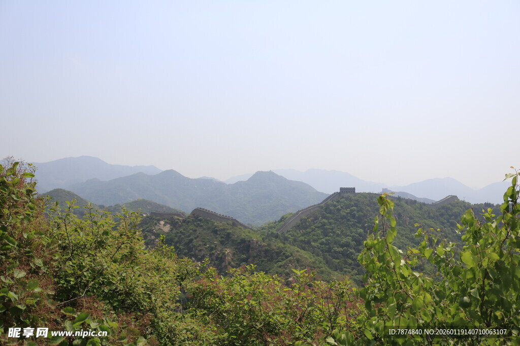 青山绿树间的秀丽山景