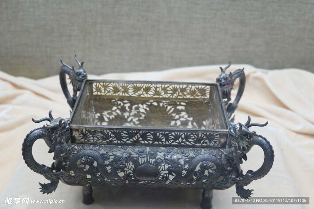 古典雕花金属装饰容器
