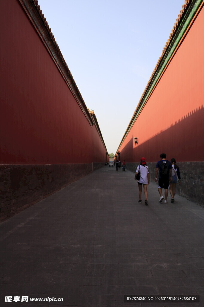 故宫红墙下的行人