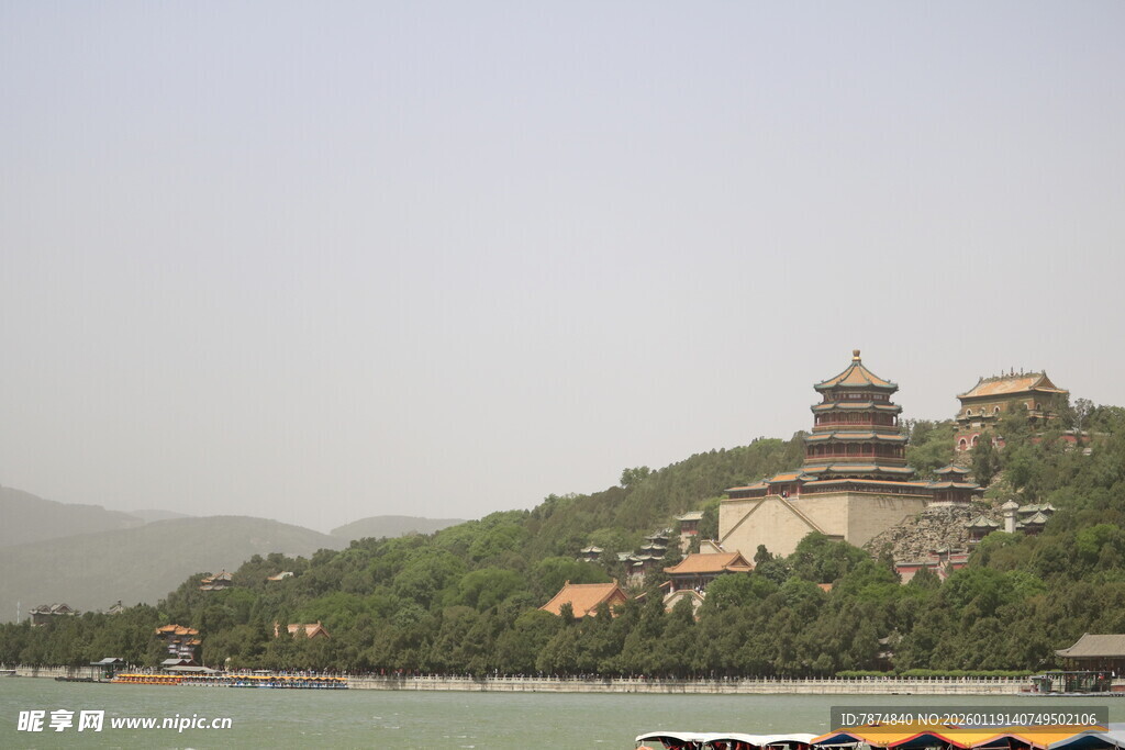 湖畔古建筑风景