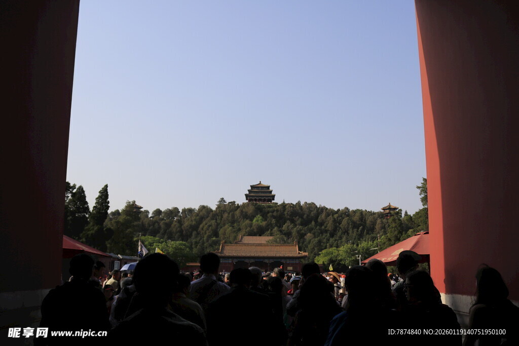 透过红墙看景