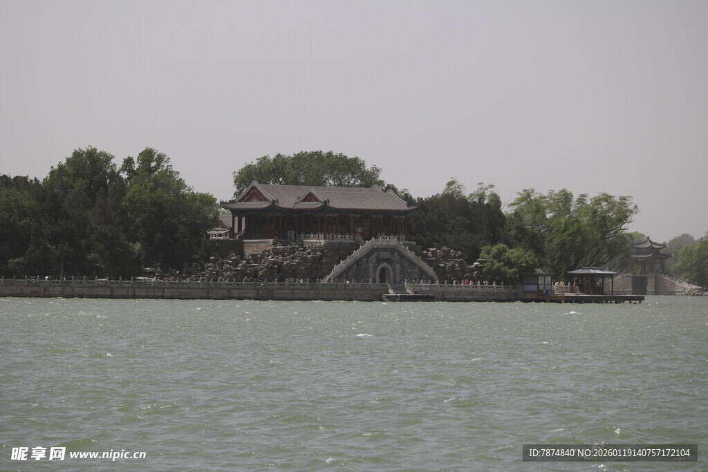 湖畔古建筑风景