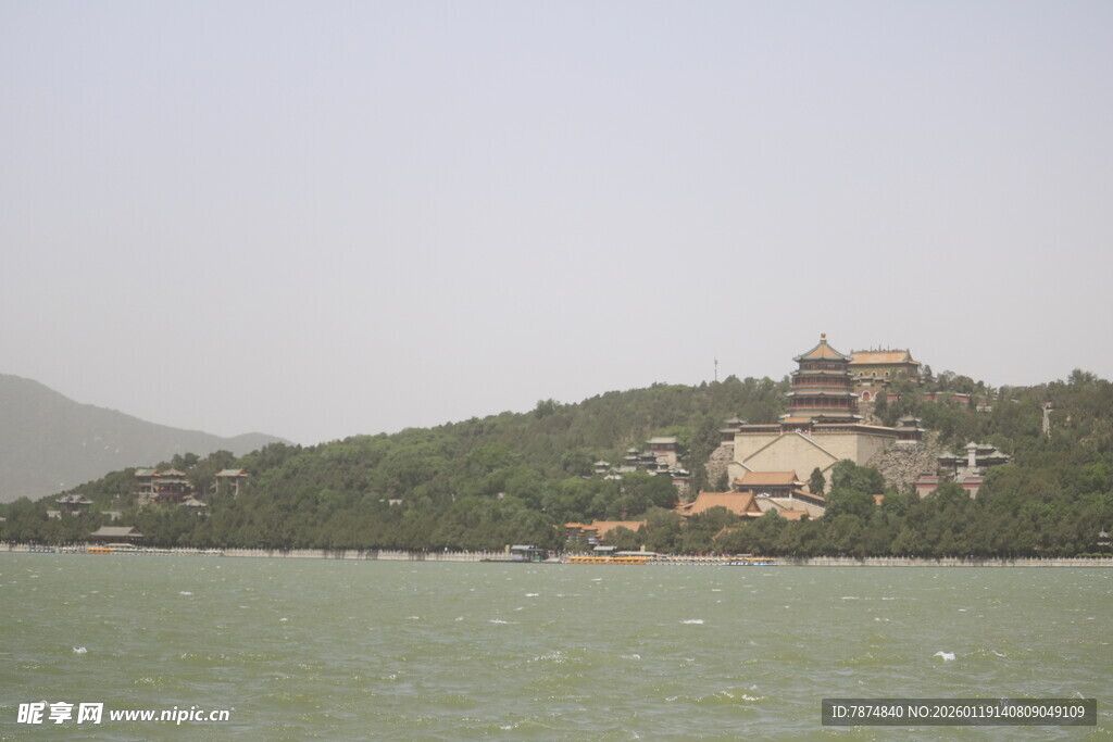 湖畔青山上的古建筑