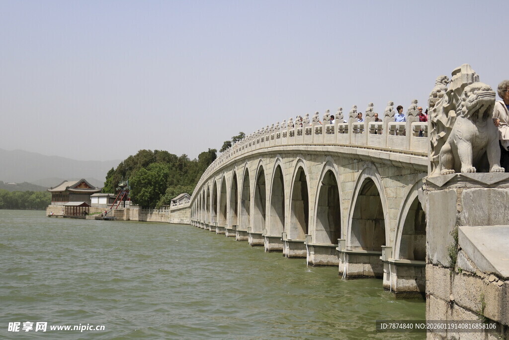 颐和园十七孔桥横跨碧波