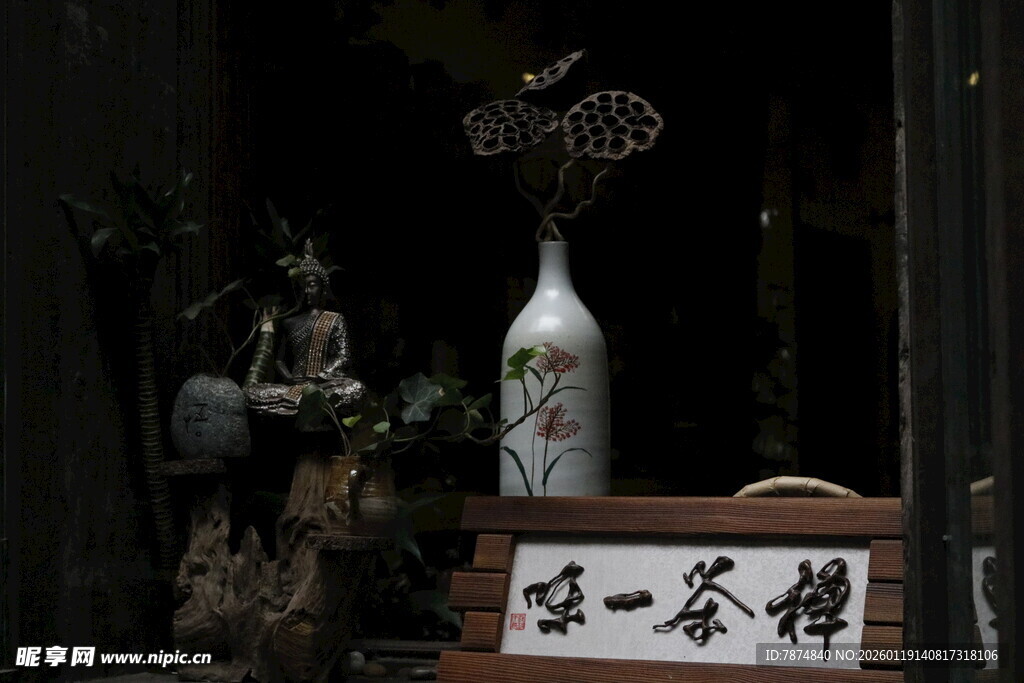 中式茶室茶具与插花摆件