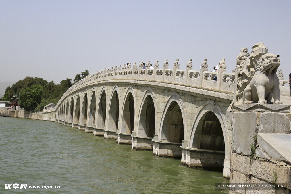 十七孔桥横跨碧波