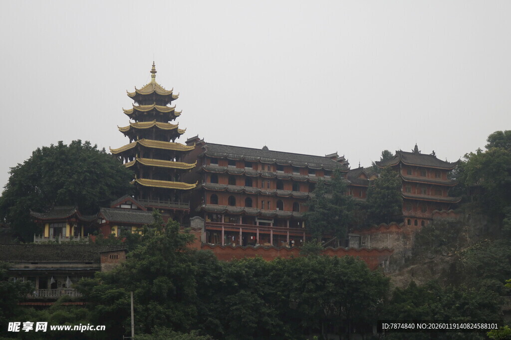 古寺宝塔隐于葱郁山林