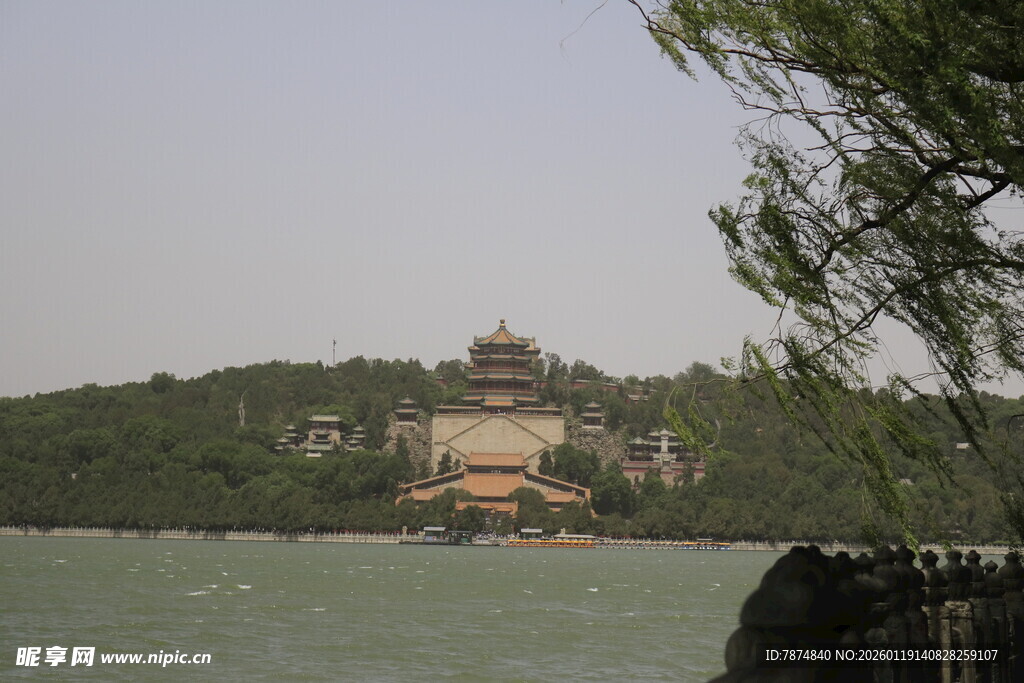 湖畔古建筑风景