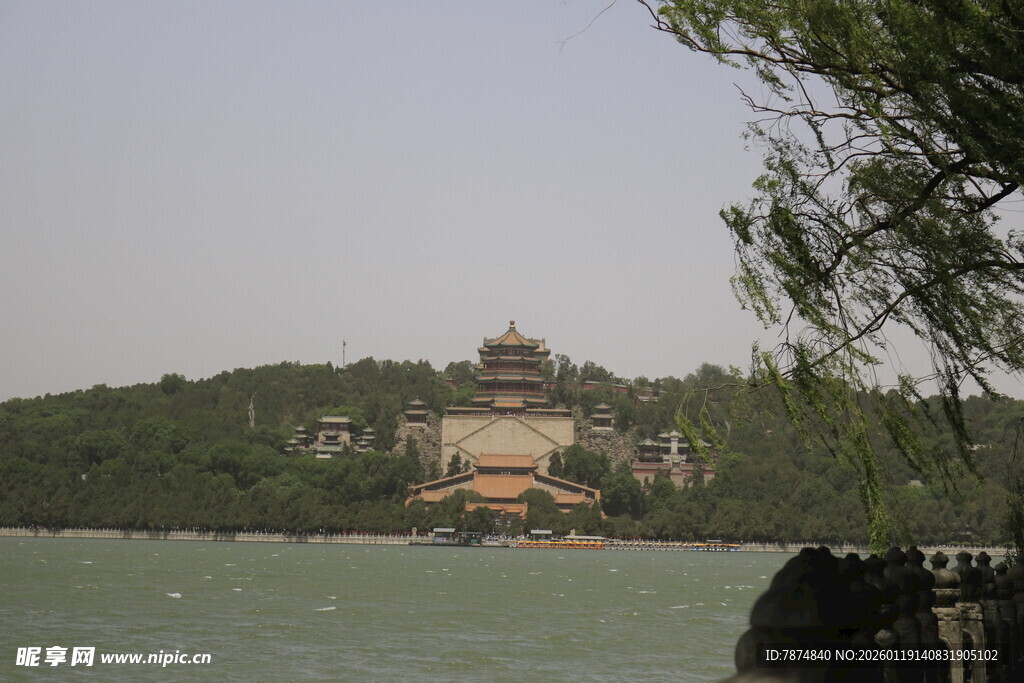 湖畔古建筑风景