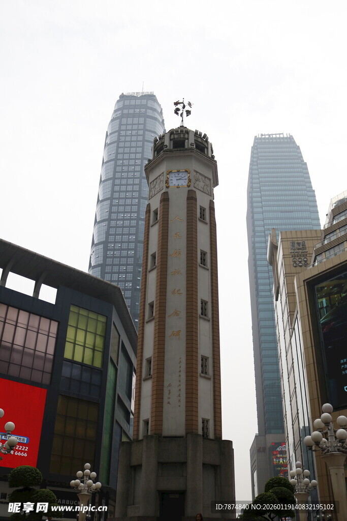 城市中复古钟楼与现代建筑