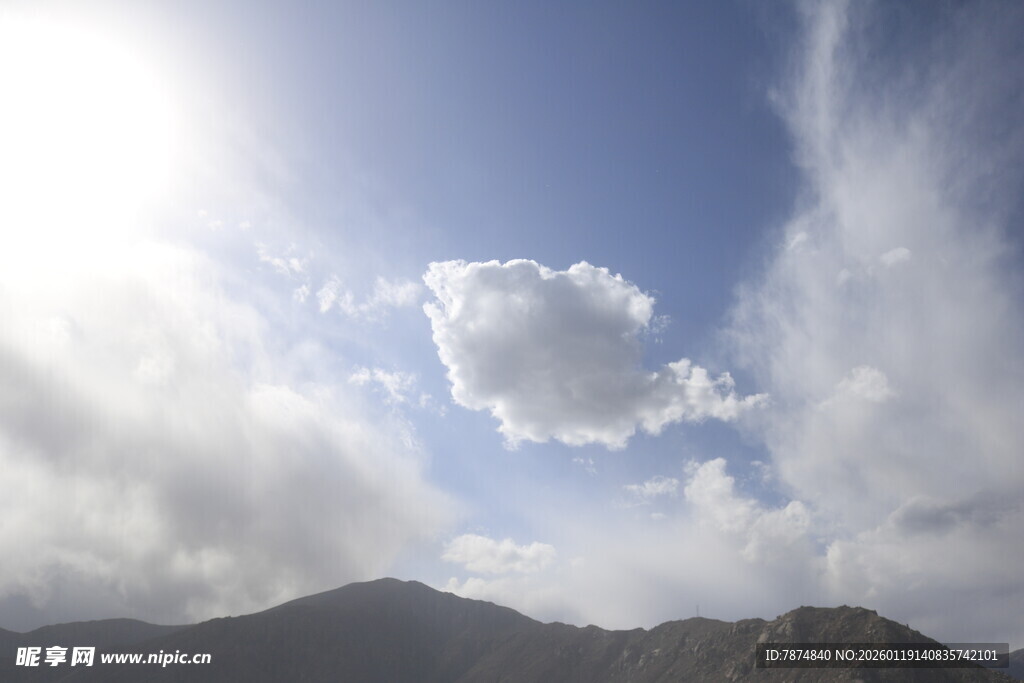蓝天白云下的远山景色