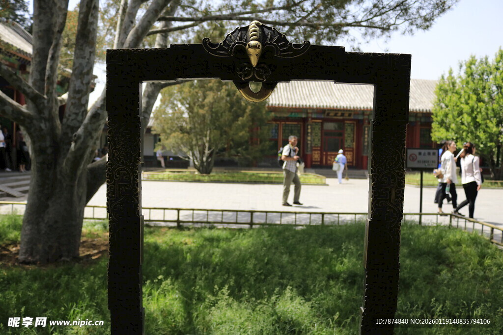 公园中式亭台与游人景致