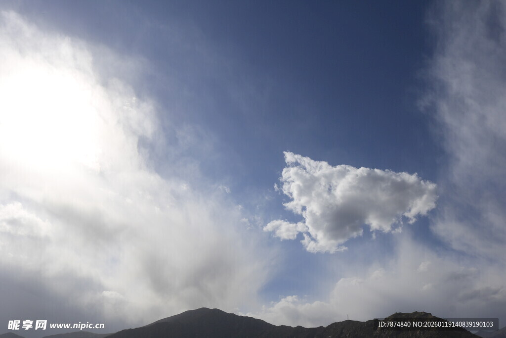 蓝天远山间的白云