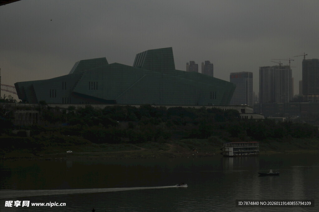 雾中城市建筑群景观