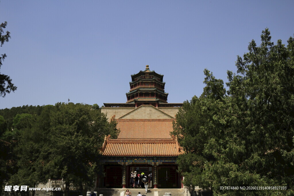 古建宝塔掩映于绿树间