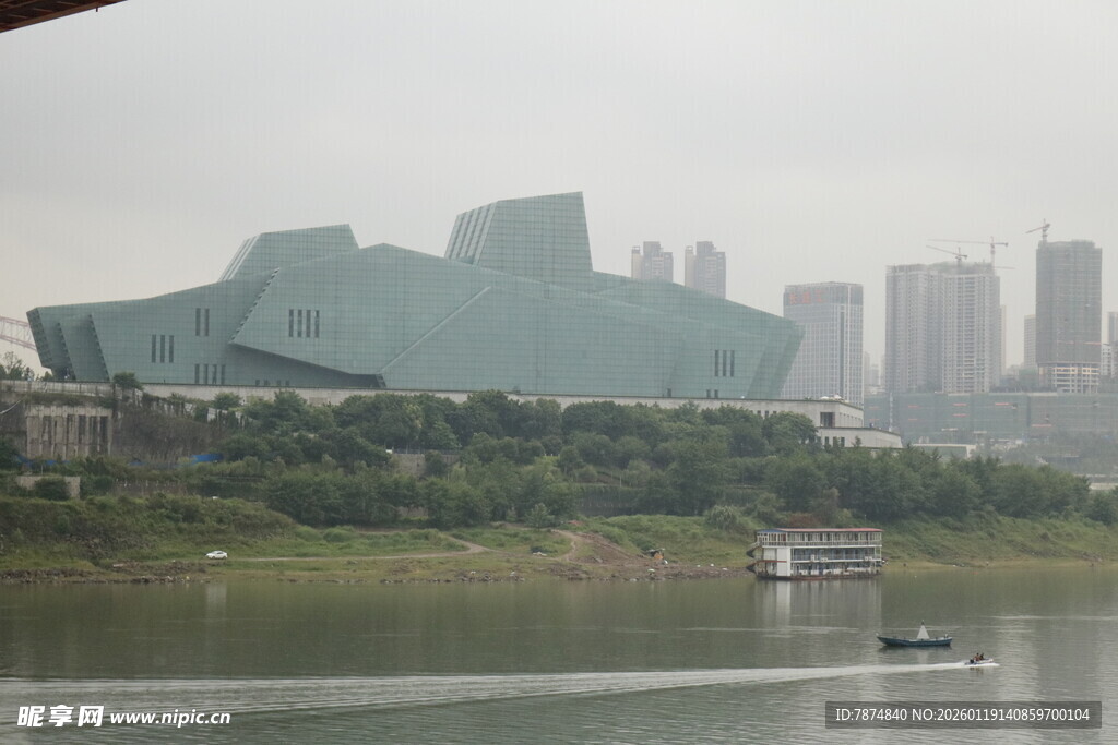 江边独特建筑与城市景观