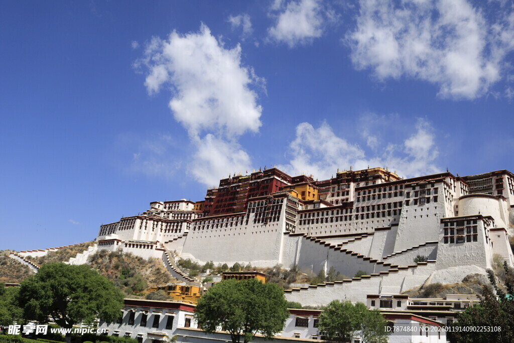 布达拉宫 蓝天白云下的壮丽建筑