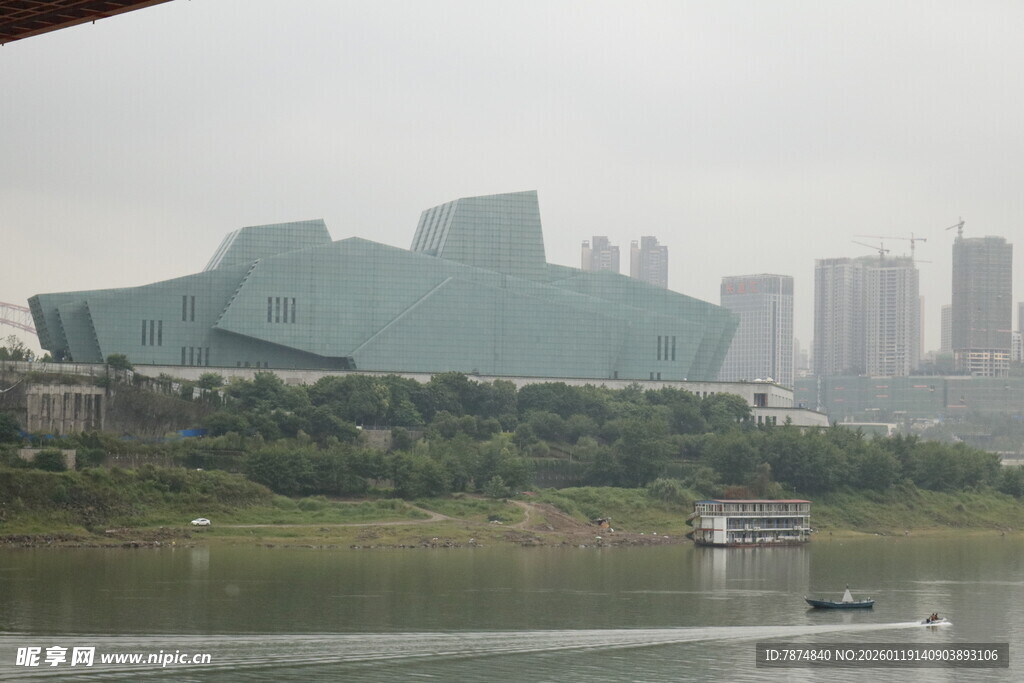 江边独特造型的现代建筑