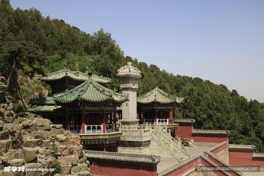 古雅庙宇置身山林间