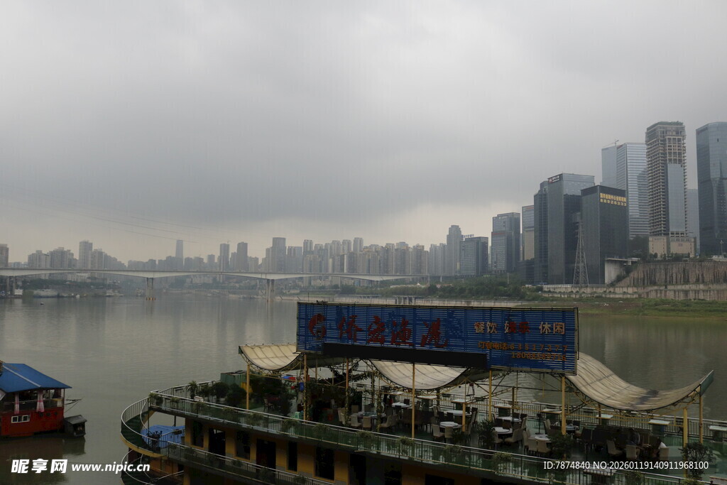 江边城市景观与停泊船只