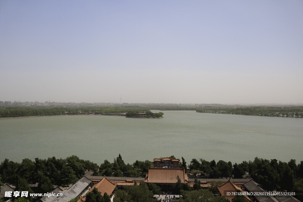 俯瞰古建筑旁的宽阔水域