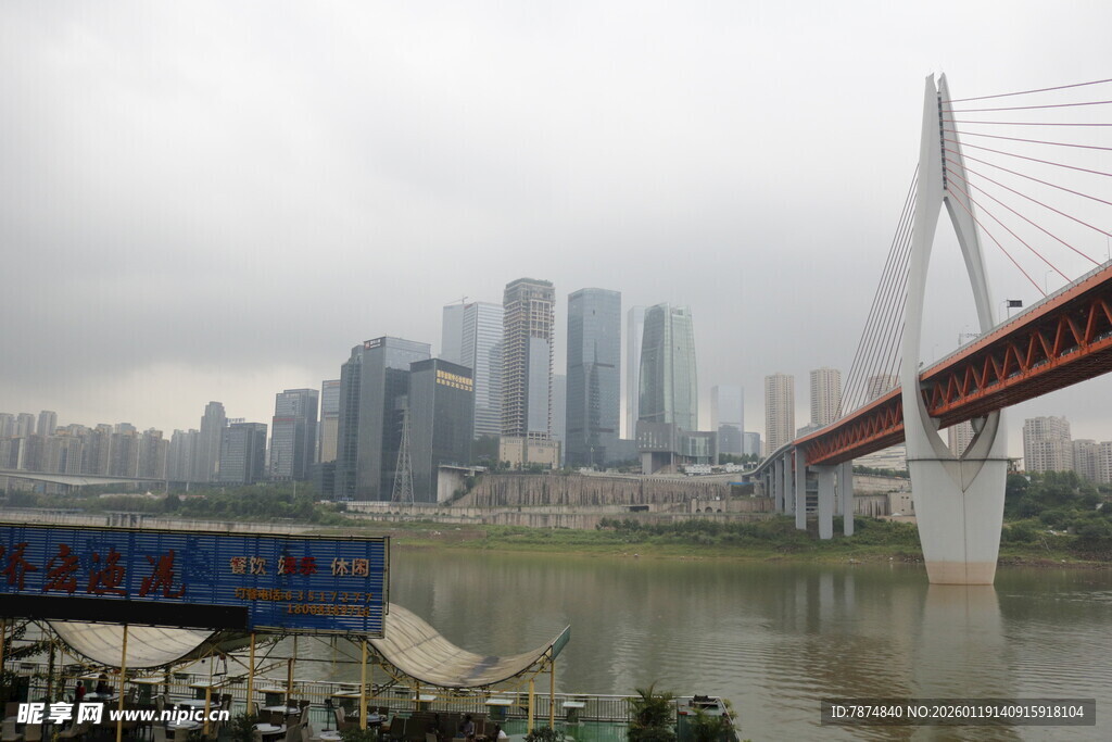 城市江畔桥梁与高楼景观